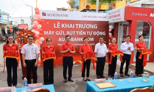 Agribank mang dịch vụ ngân hàng hiện đại thắp sáng hy vọng phát triển  tại xã đảo Thạnh An