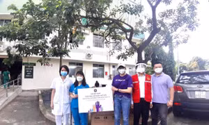 GE trao tặng 3.000 bộ đồ bảo hộ cho lực lượng tuyến đầu chống dịch