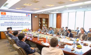 Đoàn đại biểu cấp cao Cộng hòa Dominicana đến thăm và làm việc tại Viglacera 