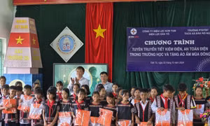 Tặng áo ấm mùa đông cho học sinh vùng dân tộc thiểu số