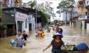 Người dân xã Sơn Đông (Vĩnh Phúc) bị cô lập bởi nước lũ nhận đồ cứu trợ