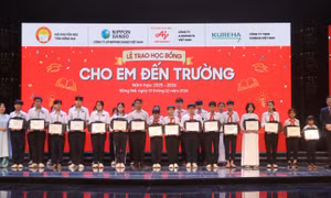 Lan tỏa yêu thương trong lễ trao học bổng ‘Cho em đến trường’