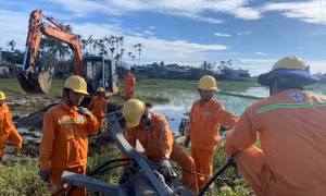 Điện lực Đắk Nông hỗ trợ khắc phục sự cố lưới điện các tỉnh miền Trung