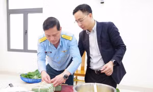 Sư đoàn Không quân 372 tổ chức gói bánh chưng chào Xuân Ất Tỵ