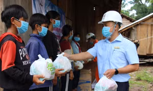 Công ty Điện lực Kon Tum: Tặng quà cho thiếu nhi vùng sâu, vùng xa, vùng đồng bào dân tộc thiểu số