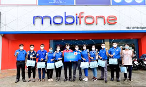 MobiFone Khu vực 2 trao tặng 50 máy tính bảng cho các em học sinh TP Thủ Đức