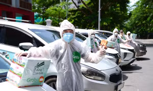 Tài xế GrabCar xung phong vận chuyển nhu yếu phẩm đến bệnh viện điều trị COVID-19 