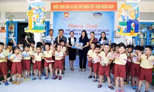 Vinamilk chung tay chia sẻ khó khăn với đồng bào miền Trung 