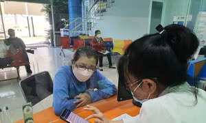 Người dân TPHCM đã quen thanh toán tiền điện không dùng tiền mặt