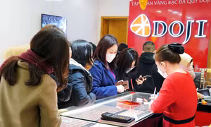 Người dân chen chân đi mua vàng DOJI dịp Thần Tài