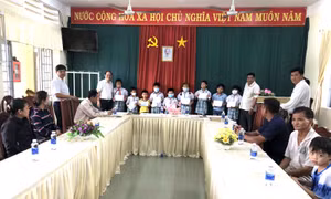 Đồng Nai: Nhóm phóng viên thường trú trao học bổng cho học sinh nghèo vượt khó