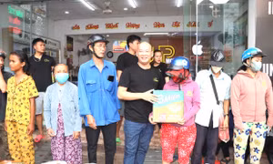Trao quà cho người có hoàn cảnh khó khăn