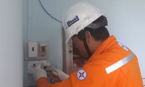 EVNHCMC triển khai dịch vụ lắp đặt, thay dây dẫn sau công tơ cho khách hàng 