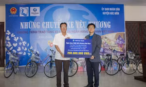 Ngân hàng Shinhan trao tặng xe đạp cho trẻ em nghèo huyện Hóc Môn