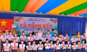 Công ty EPS trao học bổng cho học sinh nghèo vượt khó