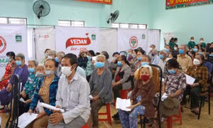 Khám bệnh và phát thuốc miễn phí cho hơn 200 người dân