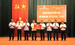EVNGENCO3 trao tặng quà các gia đình chính sách tại Ninh Bình