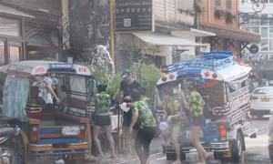 Tưng bừng Lễ hội té nước tại Lào