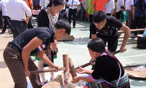 Thi giã bánh dày trong ngày Tết Độc lập của đồng bào dân tộc Mông 