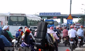 Kẹt xe, trạm thu phí cầu Rạch Miễu xả trạm hơn 3 tiếng