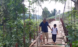 Hòa Bình: Đánh cược mạng sống mỗi khi qua hai cầu treo mục nát 