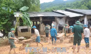 Mưa lớn kéo dài, nhiều tuyến đường sạt lở