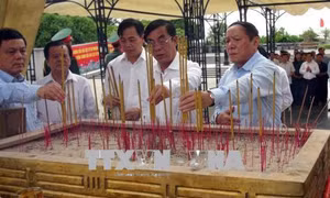 Dâng hương tại Khu lưu niệm Tổng Bí thư Lê Duẩn và viếng các Anh hùng liệt sỹ 