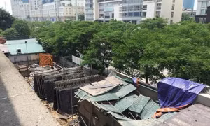 Cẩu tháp đứt cáp rơi sập nhà, một số người bị thương