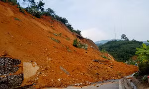 Yên Bái: Sạt ta luy dương trên Quốc lộ 37, giao thông ách tắc nhiều giờ