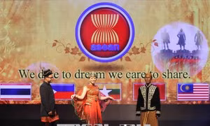 Biểu diễn trang phục truyền thống và giao lưu nghệ thuật ASEAN 