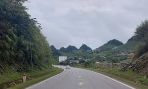 Thí điểm lắp đặt đinh phản quang năng lượng mặt trời khu vực đèo dốc