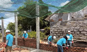 Xây dựng nhà ở chống chịu thiên tai cho người dân vùng lũ