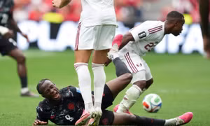 Pha gãy chân kinh hoàng của tuyển thủ Canada tại World Cup 2026