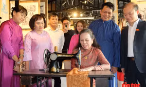 Tìm về ký ức Hà Nội xưa qua tà áo dài truyền thống