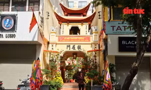 Độc đáo lễ dâng hương thờ 'ông tổ' phòng cháy chữa cháy ở Hà Nội