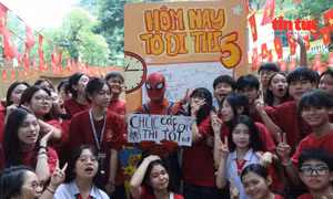 Sắc đỏ tiếp sức sĩ tử trước cổng trường thi vào 10