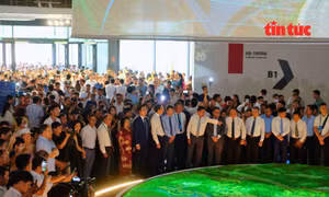 Người dân xếp hàng dài xem triển lãm Quy hoạch tổng thể Thủ đô Hà Nội tầm nhìn 100 năm