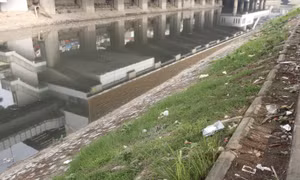 Tình trạng rác thải tái diễn trên sông Tô Lịch sau gần một năm cải tạo