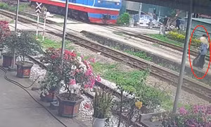 https://mediacms.baotintuc.vn/Upload/zheUhaYAQWSrCxLpc9OKCA/files/2026/04/t%C3%A0u/C%C3%B4ng%20nh%C3%A2n%20%C4%91%C6%B0%E1%BB%9Dng%20s%E1%BA%AFt%20Ngh%E1%BB%87%20An%20c%E1%BB%A9u%20c%E1%BB%A5%20b%C3%A0%20trong%20t%C3%ADch%20t%E1%BA%AFc%20khi%20%C4%91