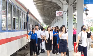 Vận hành đôi tàu chuyên dụng đưa đón y bác sĩ làm việc tại Bệnh viện Bạch Mai cơ sở 2