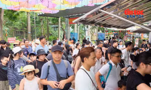 Các điểm di tích và khu vui chơi tại Hà Nội đông khách trong ngày đầu nghỉ lễ