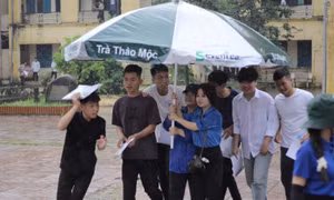 'Nhịp cầu ô xanh' giúp sĩ tử Thủ đô vượt mưa lớn