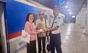 Tiếp viên đường sắt trả lại gần 30 triệu đồng cho hành khách bỏ quên