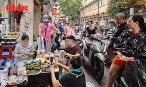 Người dân Hà Nội đi chợ sớm mua rượu nếp, hoa quả… thắp hương Tết Đoan Ngọ