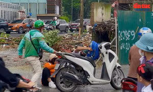 Rào chắn tuyến đường nối Đỗ Đức Dục - Mễ Trì, người dân chật vật tìm lối đi