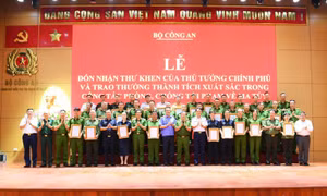 Trao thưởng các tập thể có thành tích xuất sắc đấu tranh với tội phạm ma túy