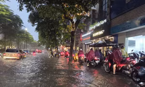 Hà Nội mưa lớn, nhiều tuyến phố ngập cục bộ 