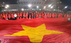 Cổ động viên TP Hồ Chí Minh xuống đường tiếp sức cho đội tuyển U22 Việt Nam