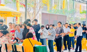 Cử tri TP Hồ Chí Minh hào hứng đi bỏ phiếu, gửi gắm niềm tin vào người có tài có tâm
