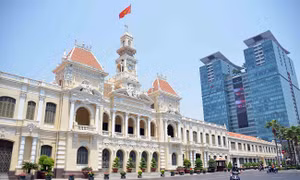 Cuối tuần đường phố thanh vắng vì người dân tránh dịch COVID-19